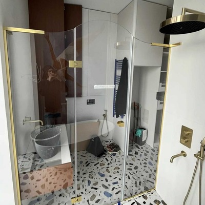 dushevaya-iz-figurnogo-stekla-s-zolotoj-furnituroj-raspashnaya